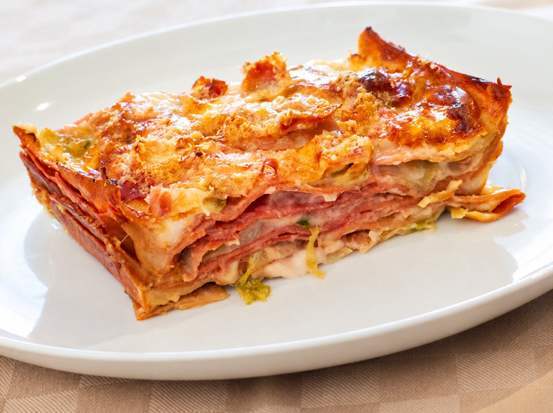Una porzione di lasagne Rosabì