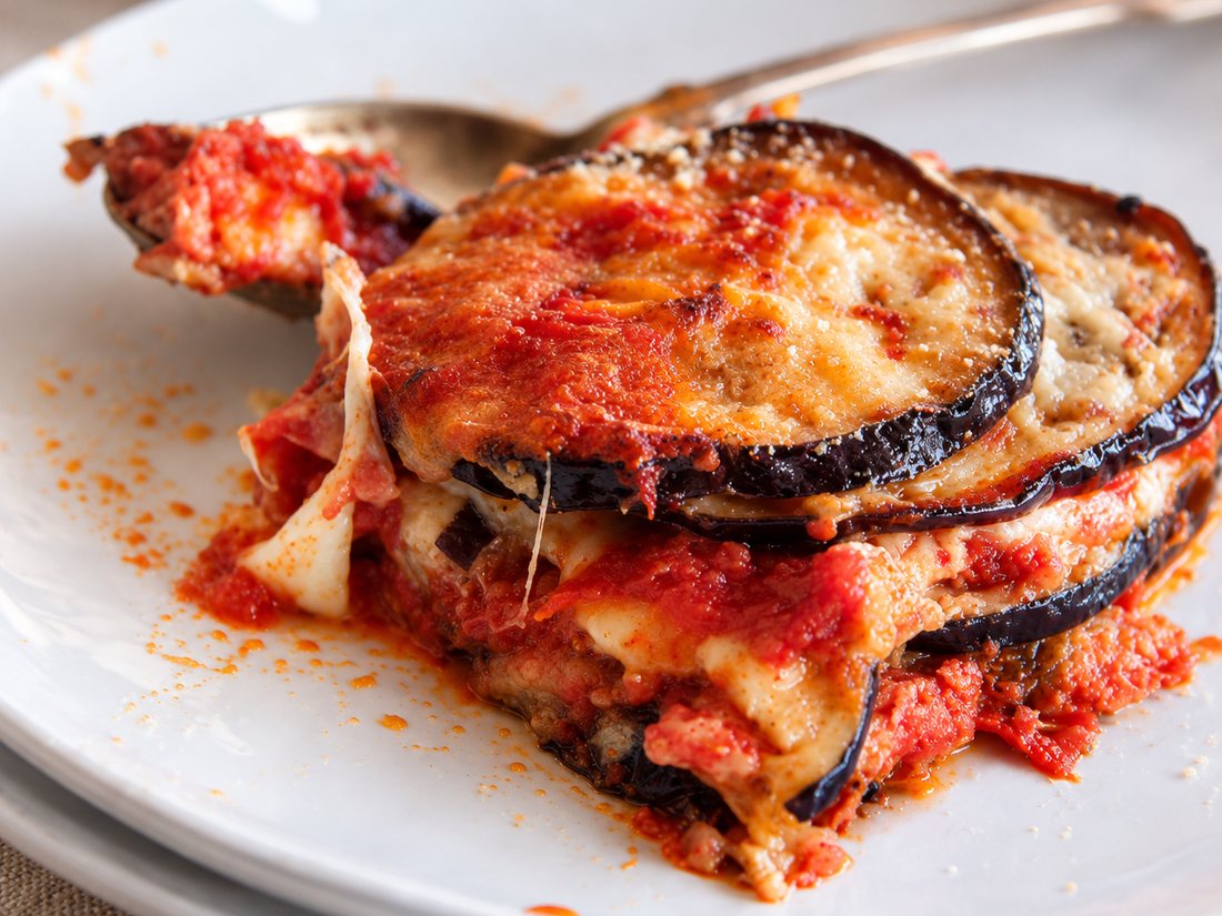 Una porzione di melanzane alla parmigiana Rosabì