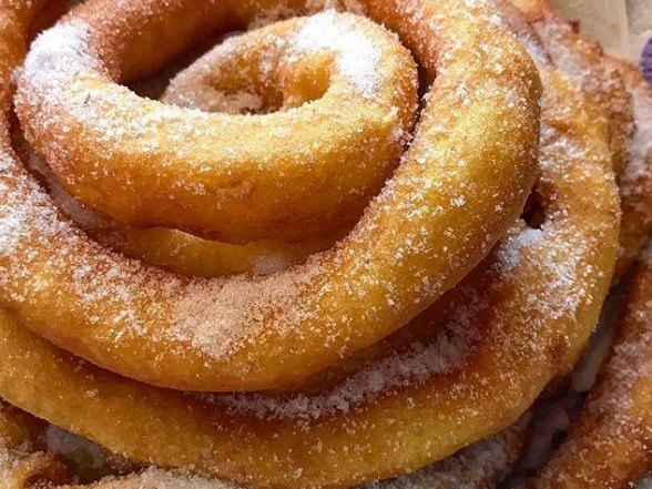 Zeppole sarde a spirale passate nello zucchero
